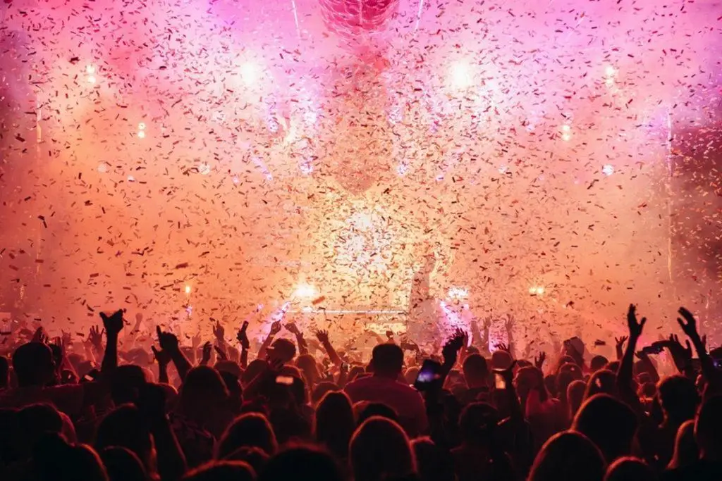 Confetti pyrotechnics effects